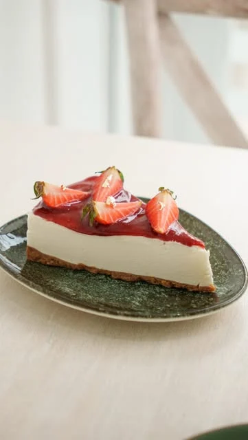 Cheesecake con fresas de Marialé sobre un plato verde