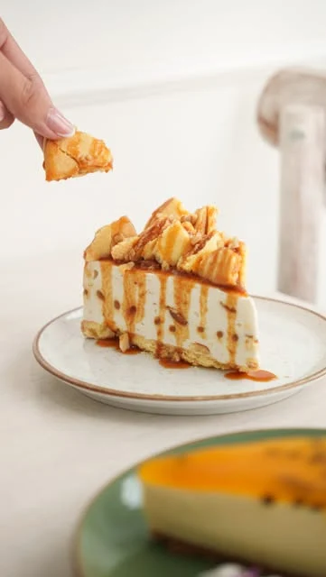 Porción de cheesecake con topping de manzana